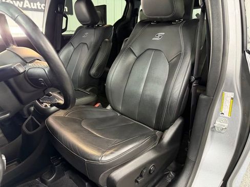 Used 2021 Chrysler Pacifica Touring-L w/ Uconnect Theater Family Group image 20