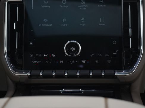 Used 2025 GMC Yukon Denali w/ Sun & Power Step Package AWD/4WD image 17