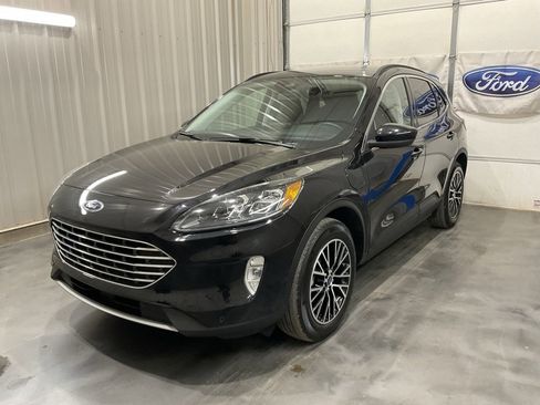 Used 2022 Ford Escape Titanium image 3