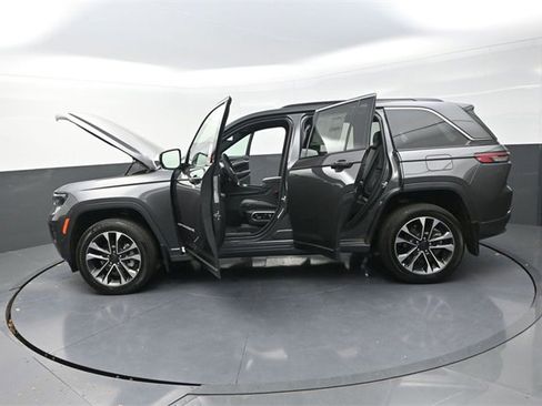 New 2025 Jeep Grand Cherokee Overland w/ Luxury Tech Group IV image 28