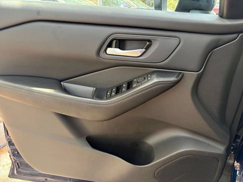 Used 2025 Nissan Rogue SV AWD/4WD image 18