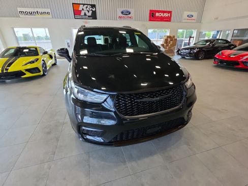 Used 2021 Chrysler Pacifica Limited AWD/4WD image 3