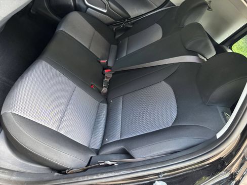 Used 2025 Kia Soul LX w/ LX Technology Package FWD image 35