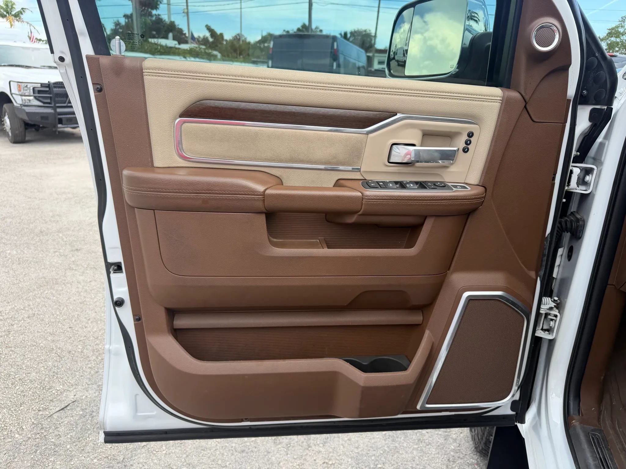 Used 2022 RAM 3500 Laramie AWD/4WD image 10