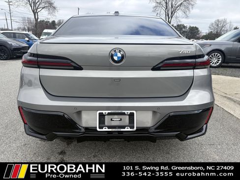 Used 2023 BMW 740i image 4