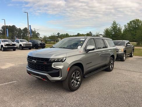 Used 2024 Chevrolet Suburban Z71 w/ Luxury Package image 2