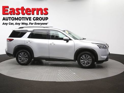 Used 2025 Nissan Pathfinder SV FWD image 50
