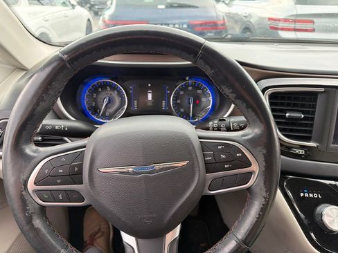 Used 2019 Chrysler Pacifica Touring-L FWD image 10