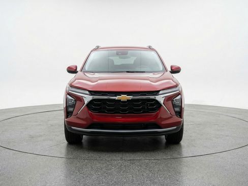 Used 2025 Chevrolet Trax LT FWD image 2