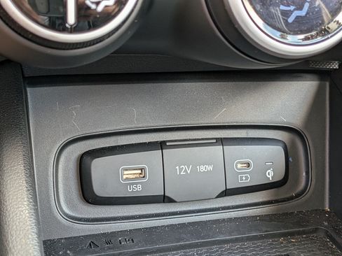 Used 2025 Hyundai Venue Limited FWD image 30