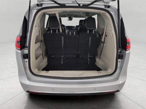 Used 2024 Chrysler Pacifica Touring-L image 14