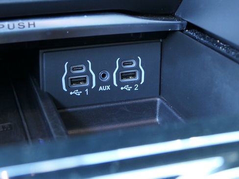 Used 2024 Chrysler Pacifica Premium FWD image 21