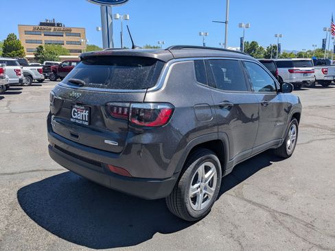Used 2024 Jeep Compass Latitude AWD/4WD image 3