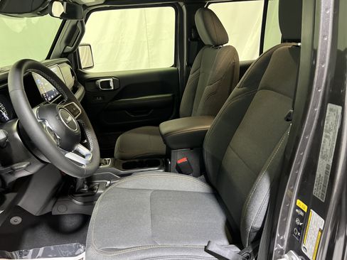 Used 2025 Jeep Wrangler Unlimited Sahara w/ Safety Group AWD/4WD image 17