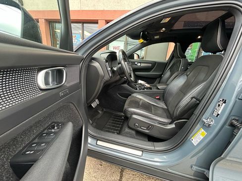 Used 2021 Volvo XC40 T5 R-Design image 9