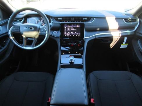 New 2025 Jeep Grand Cherokee Laredo image 11