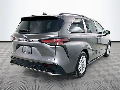 Used 2022 Toyota Sienna XSE image 7