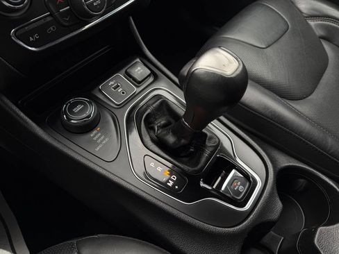 Used 2020 Jeep Cherokee Limited image 24