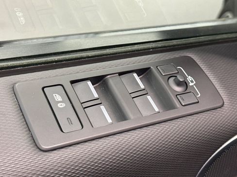 Used 2023 Land Rover Discovery S R-Dynamic image 15