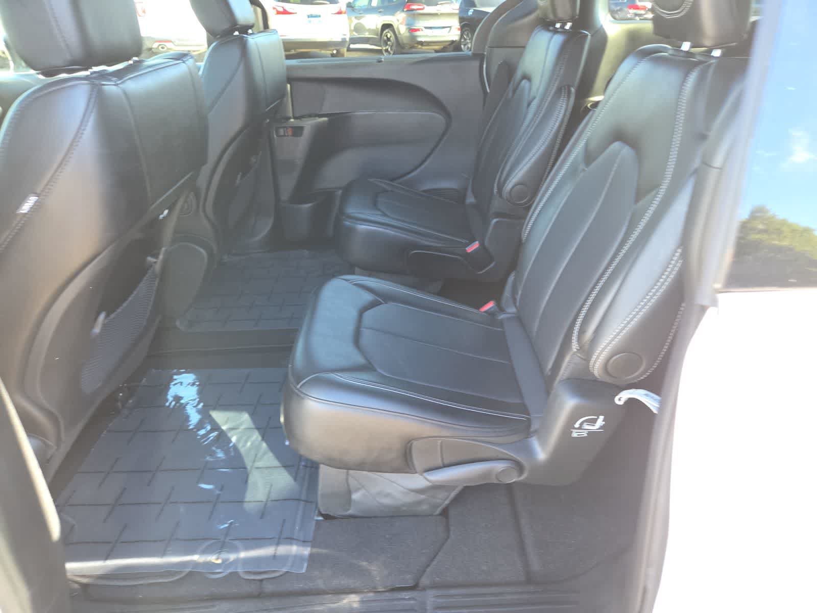 Certified 2025 Chrysler Pacifica Select FWD image 21
