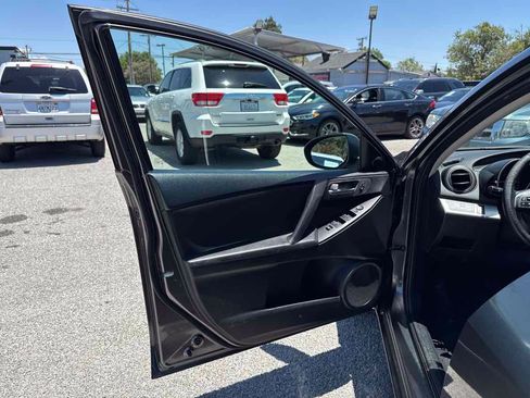 Used 2013 MAZDA MAZDA3 i Touring FWD image 6