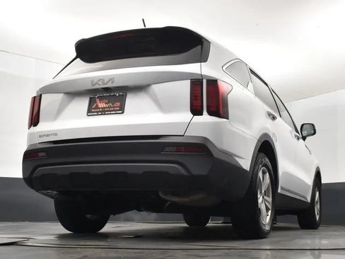 Used 2023 Kia Sorento LX FWD image 13