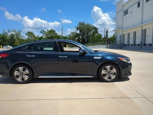 Used 2017 Kia Optima EX w/ Technology Package FWD image 4