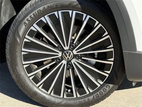 Used 2025 Volkswagen Taos SE image 7