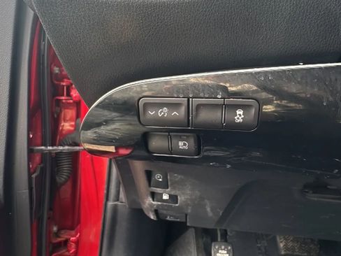 Used 2018 Toyota Prius Prime Plus w/ Carpet Mat Package image 12