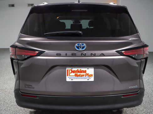Used 2022 Toyota Sienna XLE image 8