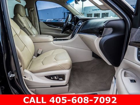 Used 2018 Cadillac Escalade Luxury RWD image 16