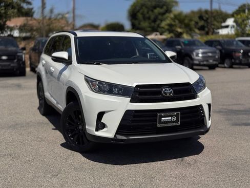 Used 2019 Toyota Highlander SE FWD image 2