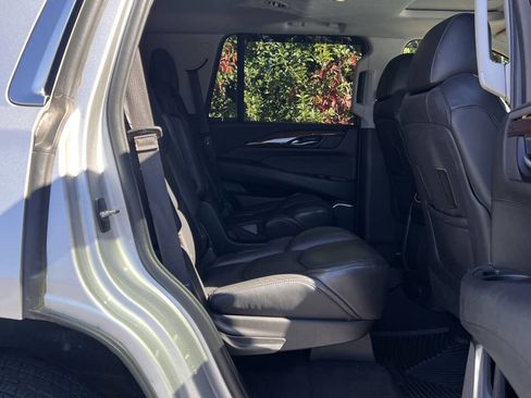 Used 2019 Cadillac Escalade Luxury image 19