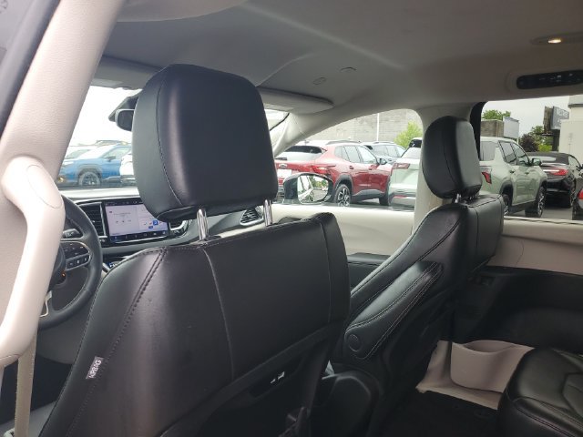 Used 2024 Chrysler Pacifica Touring-L FWD image 11