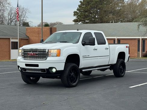 Used 2014 GMC Sierra 2500 Denali w/ Suspension Package, Off-Road image 1