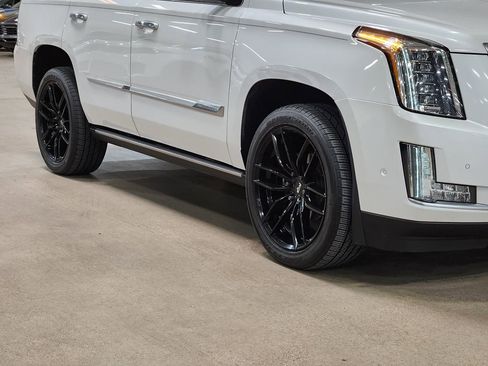 Used 2017 Cadillac Escalade Platinum image 16