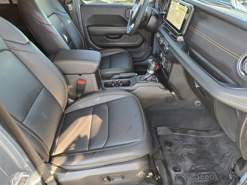 Used 2025 Jeep Wrangler Unlimited Sahara image 14