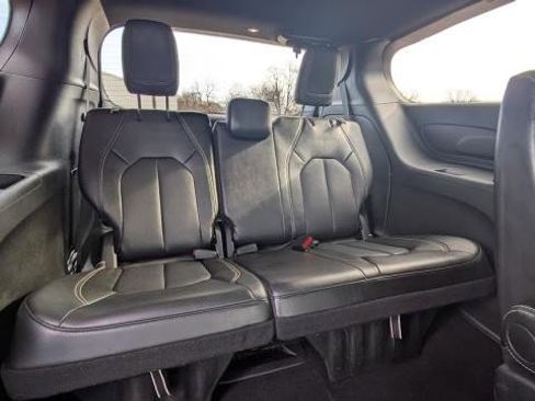 Used 2025 Chrysler Pacifica Select image 20