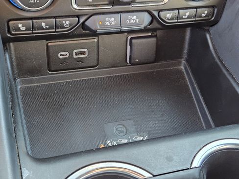 Used 2024 Chevrolet Suburban Premier image 26