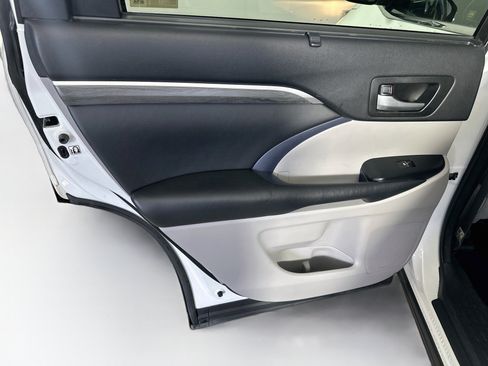 Used 2018 Toyota Highlander Limited Platinum AWD/4WD image 27