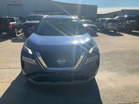 Used 2022 Nissan Rogue SV w/ SV Premium Package image 2