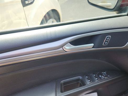 Used 2018 Ford Fusion SE w/ Fusion SE Technology Package FWD image 11