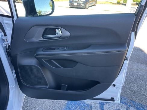 New 2026 Chrysler Pacifica Select image 53