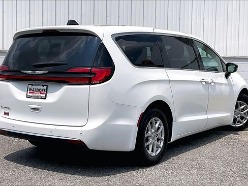 Used 2024 Chrysler Pacifica Touring-L FWD image 17