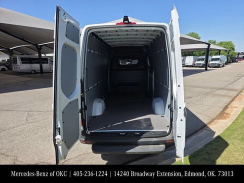 Used 2025 Mercedes-Benz Sprinter 2500 image 10