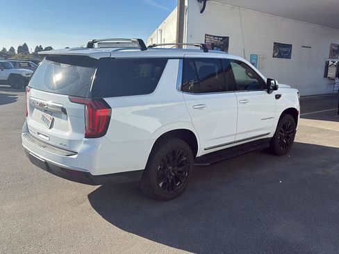 Used 2023 GMC Yukon SLT w/ SLT Premium Package image 3