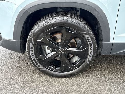 Certified 2025 Volkswagen Taos SE image 10