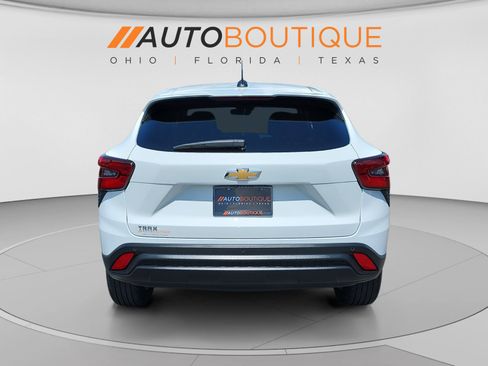 Used 2024 Chevrolet Trax LS w/ LS Convenience Package FWD image 4