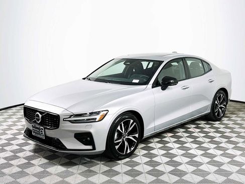 Used 2025 Volvo S60 B5 Core image 3