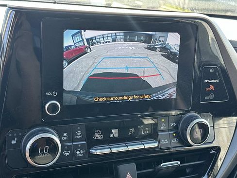 Used 2023 Toyota Highlander XLE AWD/4WD image 13